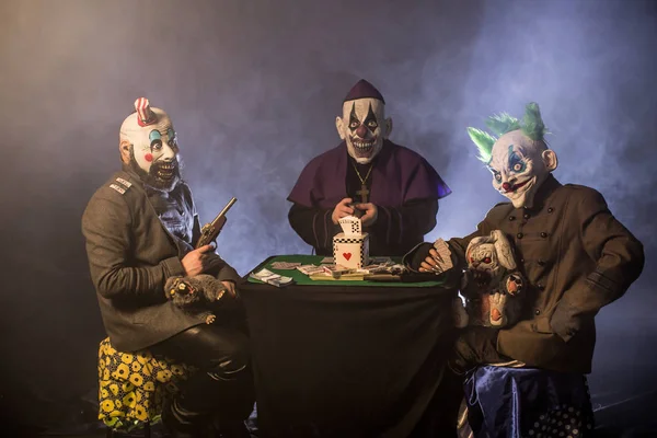 Děsivé Klauni Sedí Stolu Hrát Poker Peníze Kasinu — Stock fotografie