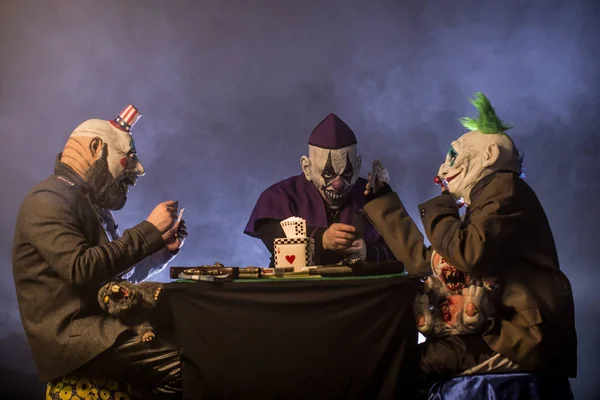 Děsivé Klauni Sedí Stolu Hrát Poker Peníze Kasinu — Stock fotografie