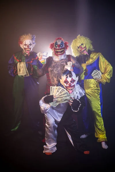 Clowns Posieren Mit Bargeld Vor Dunklem Hintergrund — Stockfoto