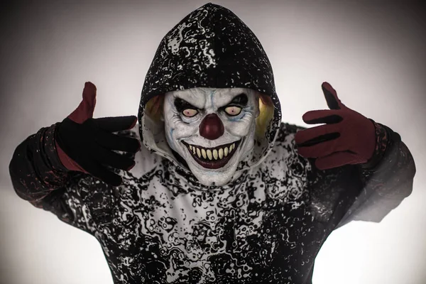 Страшный Клоун Капюшоне Позирует Туманном Фоне — стоковое фото