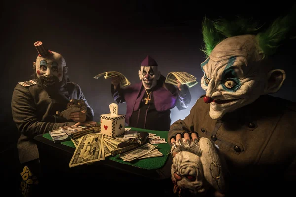 怖いピエロのテーブルに座って お金現金を持った高僧のカジノでポーカーをプレイ — ストック写真