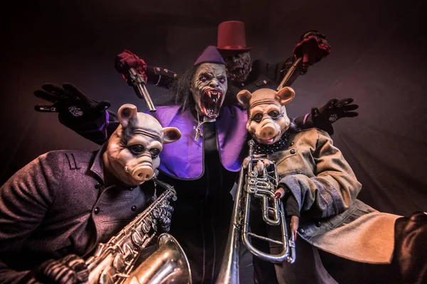 Clowns Met Mensen Varken Kostuums Poseren Met Muziekinstrumenten Samen Tegen — Stockfoto