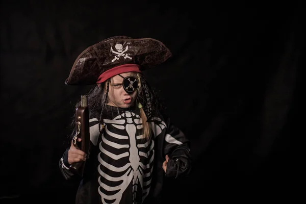 Chica Halloween Traje Pirata Contra Fondo Brumoso — Foto de Stock