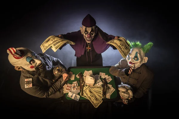 Eng Clowns Zittend Aan Tafel Spelen Van Poker Voor Geld — Stockfoto