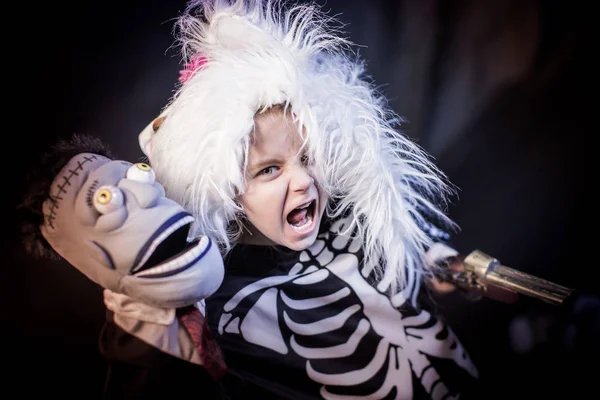 Dívka Halloweenu Kostra Představující Proti Zamlženým Podkladům — Stock fotografie