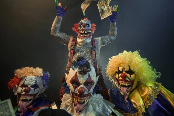 Страшные Клоуны Позируют Вместе Наличными Темном Фоне — стоковое фото