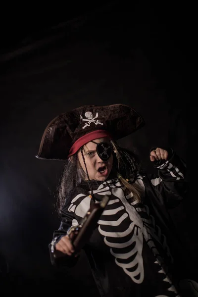 Chica Halloween Traje Pirata Contra Fondo Brumoso — Foto de Stock