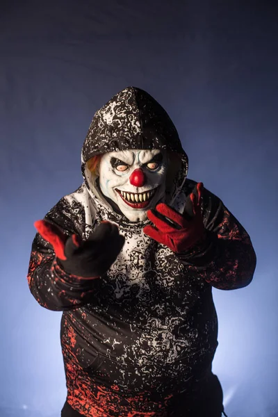 Läskig Clown Mannen Huven Poserar Mot Dimmiga Bakgrund — Stockfoto