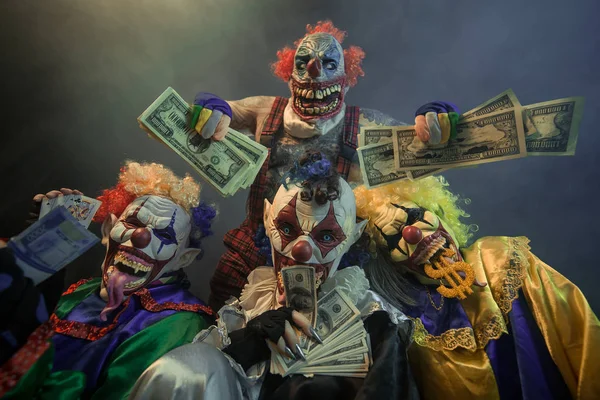 Gruselclowns Posieren Mit Bargeld Vor Dunklem Hintergrund — Stockfoto