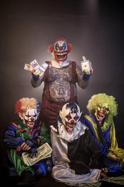 Clowns Posieren Mit Bargeld Vor Dunklem Hintergrund — Stockfoto