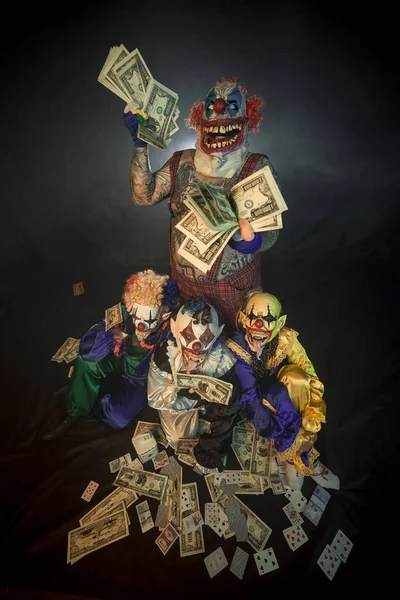 Gruselclowns Posieren Mit Bargeld Vor Dunklem Hintergrund — Stockfoto