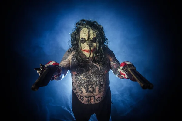 Tatuerade Scary Clown Poserar Med Kanoner Mot Dimmiga Bakgrund — Stockfoto