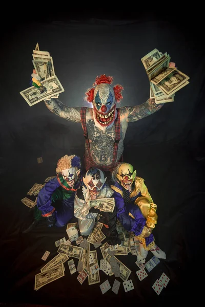 Gruselclowns Posieren Mit Bargeld Vor Dunklem Hintergrund — Stockfoto