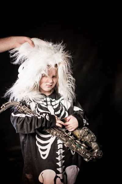 Chica Halloween Esqueleto Traje Posando Contra Fondo Brumoso — Foto de Stock