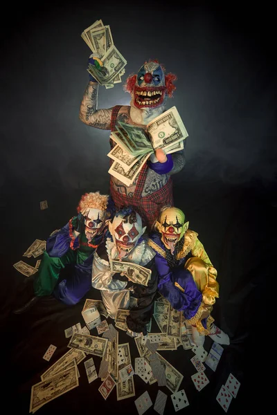 Gruselclowns Posieren Mit Bargeld Vor Dunklem Hintergrund — Stockfoto