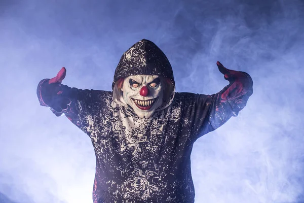 Gruseliger Clown Mit Kapuze Posiert Vor Nebligem Hintergrund — Stockfoto