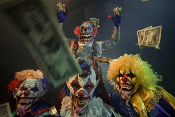 Gruselclowns Posieren Mit Bargeld Vor Dunklem Hintergrund — Stockfoto