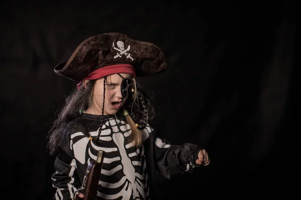 Dívka Halloweenském Pirátském Kostýmu Proti Mlhavém Pozadí — Stock fotografie