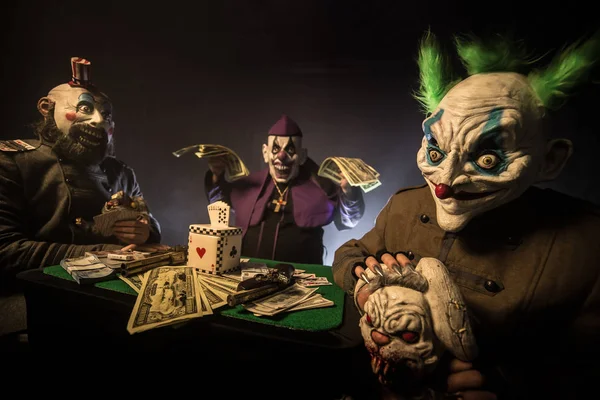 Payasos Asustadizos Sentados Mesa Jugando Póquer Por Dinero Casino Sacerdote — Foto de Stock