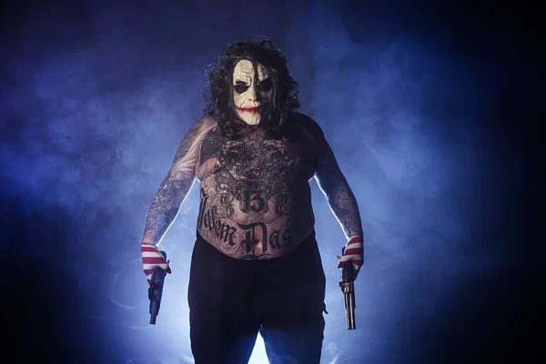 Татуйований Страшний Клоун Позує Зброєю Туманному Фоні — стокове фото