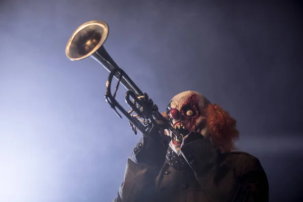 Enge Clown Spelen Trompet Tegen Mistige Achtergrond — Stockfoto
