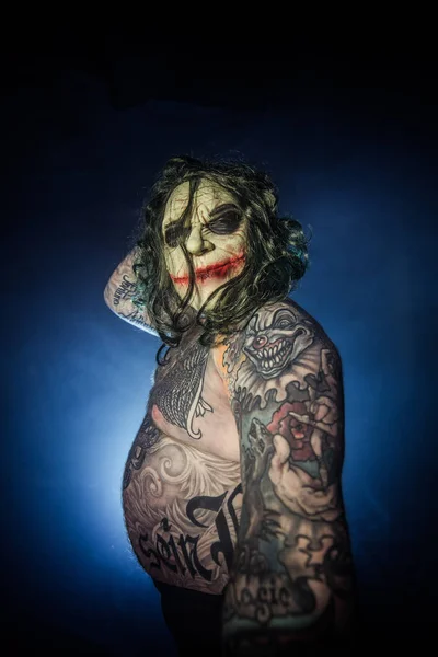 Przerażający Klaun Tatuażami Pozowanie Przed Mglisty Tło — Zdjęcie stockowe