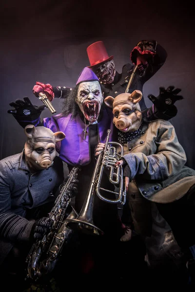 Clowns Met Mensen Varken Kostuums Poseren Met Muziekinstrumenten Samen Tegen — Stockfoto