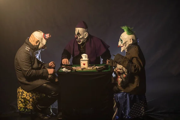 Tři Klauni Sedí Stolu Hrát Poker Peníze Kasinu — Stock fotografie