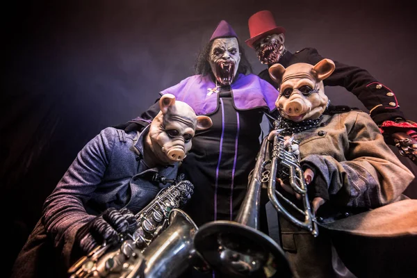 Varkens Clowns Poseren Met Muziekinstrumenten Samen Tegen Donkere Achtergrond — Stockfoto