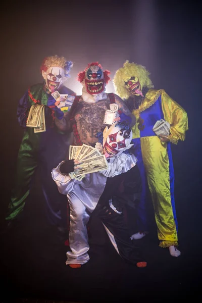 Clowns Posieren Mit Bargeld Vor Dunklem Hintergrund — Stockfoto