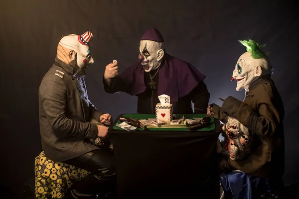 Három Bohócok Asztalnál Pénzt Kaszinó Póker — Stock Fotó
