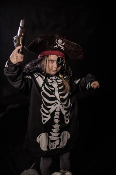 Chica Halloween Traje Pirata Contra Fondo Brumoso — Foto de Stock