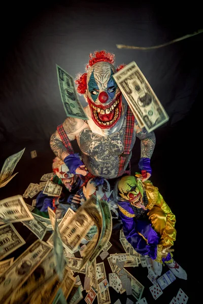 Gruselclowns Posieren Mit Bargeld Vor Dunklem Hintergrund — Stockfoto