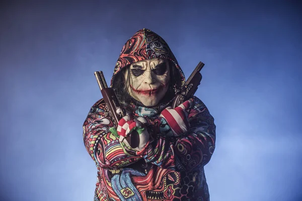 Aterrador Payaso Con Capucha Posando Con Armas Contra Fondo Brumoso — Foto de Stock