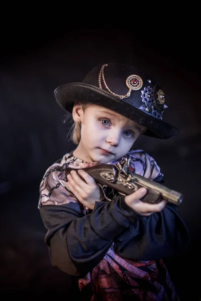 Маленький Мальчик Костюме Пирата Хэллоуин Пистолетом Темном Фоне — стоковое фото