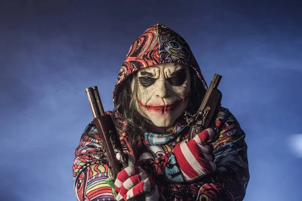 Τρομακτικό Κλόουν Άνθρωπος Στην Κουκούλα Που Ποζάρει Όπλα Εναντίον Ομιχλώδες — Φωτογραφία Αρχείου