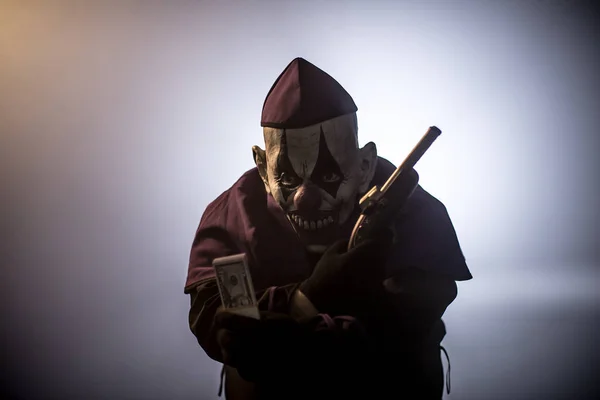 Sacerdote Oscuro Con Espeluznante Máscara Payaso Posando Con Dinero Pistola — Foto de Stock