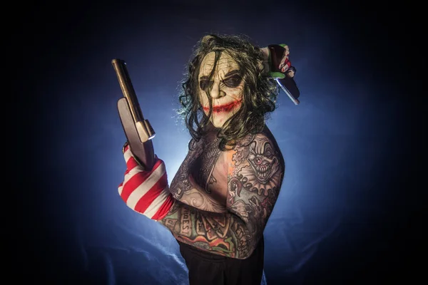 Payaso Aterrador Tatuado Posando Con Armas Contra Fondo Brumoso — Foto de Stock