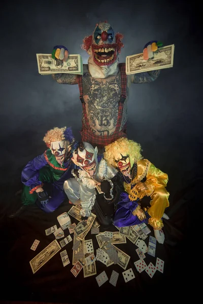 Gruselclowns Posieren Mit Bargeld Vor Dunklem Hintergrund — Stockfoto