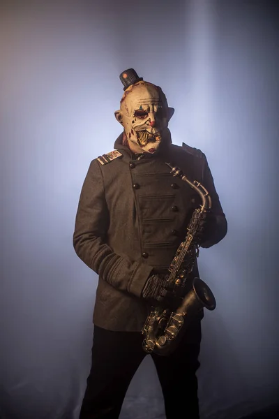 Payaso Aterrador Posando Con Saxofón Sobre Fondo Oscuro — Foto de Stock