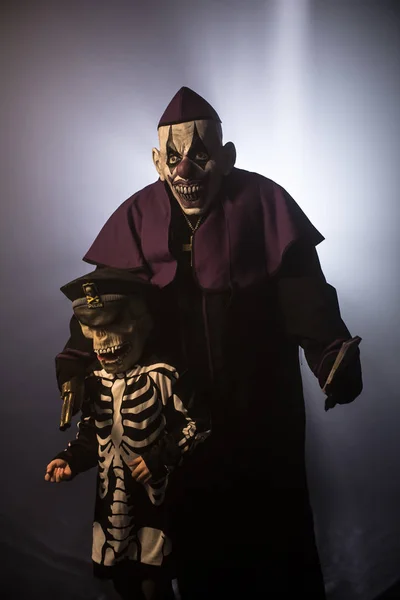 Tmavě Kněz Hrůzostrašný Klaun Masku Kostra Chlapce Pózuje Penězi Zbraň — Stock fotografie