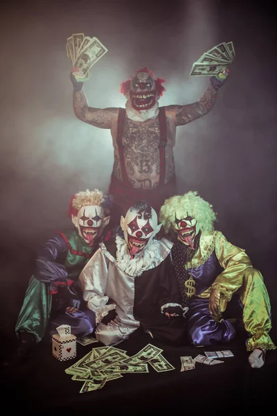 Clowner Poserar Tillsammans Med Kontant Mot Mörk Bakgrund — Stockfoto