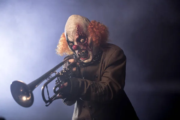 Scary Clown Playing Trumpet Misty Background — Stock Photo, Image