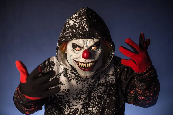 Gruseliger Clown Mit Kapuze Posiert Vor Nebligem Hintergrund — Stockfoto