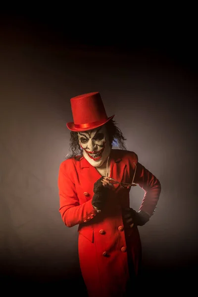 Gruselige Clownsfrau Rotem Mantel Und Melone Posiert Vor Nebligem Hintergrund — Stockfoto