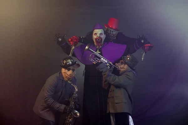 Varkens Clowns Poseren Met Muziekinstrumenten Samen Tegen Donkere Achtergrond — Stockfoto