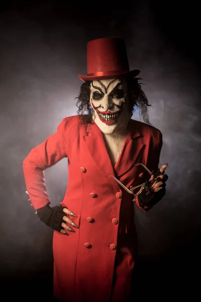 Läskig Clown Kvinna Röd Kappa Och Bowler Hat Poserar Mot — Stockfoto