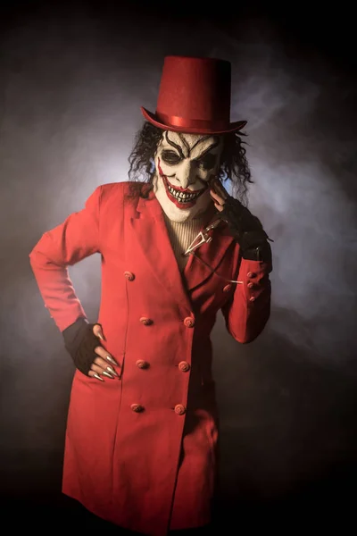 Страшна Клоун Жінка Червоному Пальто Капелюсі Позує Туманному Фоні — стокове фото