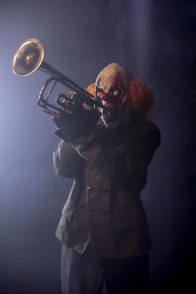 Gruselclown Spielt Auf Trompete Vor Nebligem Hintergrund — Stockfoto