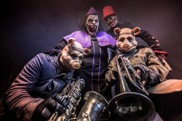 Varkens Clowns Poseren Met Muziekinstrumenten Samen Tegen Donkere Achtergrond — Stockfoto